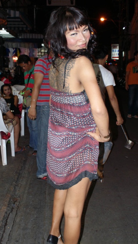 Sissy-Maid-Strapon nackt nette bild